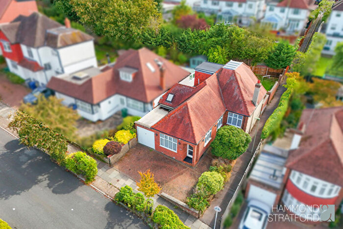 3 Bedroom Chalet For Sale In Ashurst Road, Barnet, EN4