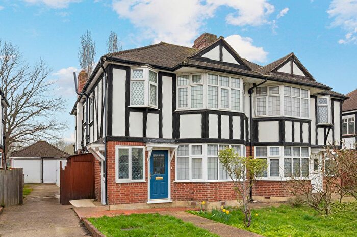 1 Bedroom Maisonette For Sale In Aboyne Drive, Raynes Park, SW20