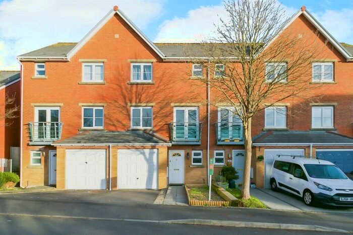 2 Bedroom Semi Detached House For Sale In Clos Peiriant, Barry, CF63