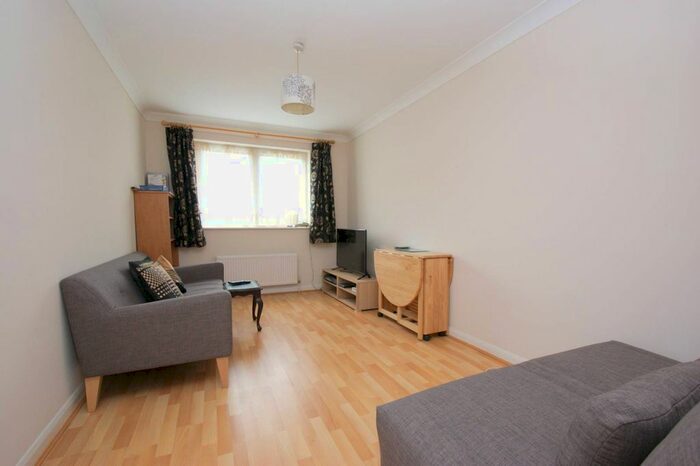 1 Bedroom Flat To Rent In Horn Lane, Ealing, London, W3