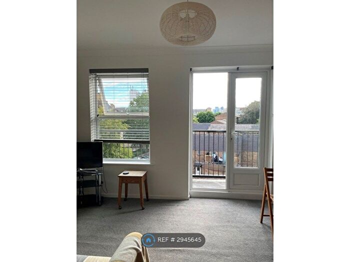 2 Bedroom Flat To Rent In Riverside Mansions, London, E1W