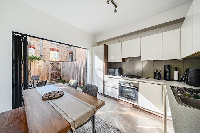 2 Bedroom Maisonette For Sale In Dumbarton Road, London, Brixton, SW2