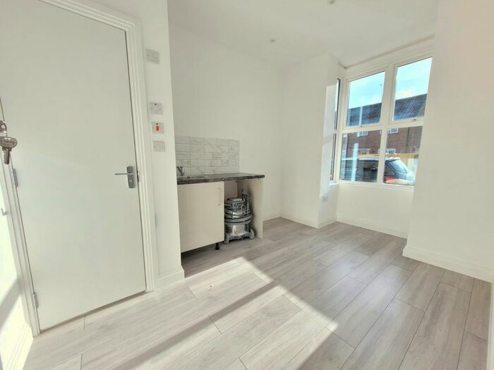 Studio To Rent In Swanfield Road, Waltham Cross, EN8