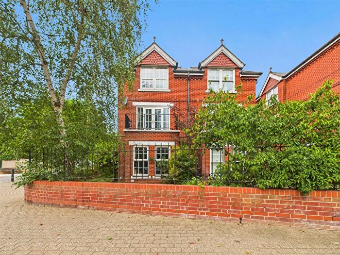 4 Bedroom Semi-Detached House To Rent In Cross Deep, Twickenham, TW1