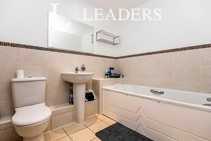 2 Bedroom Flat To Rent In Cross Lanes, GU1