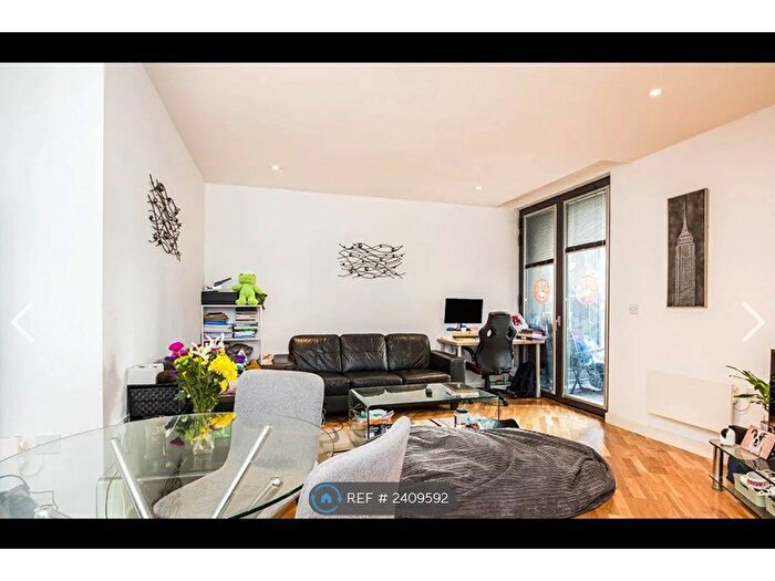 2 Bedroom Flat To Rent In Piccadilly Place, Manchester, M1