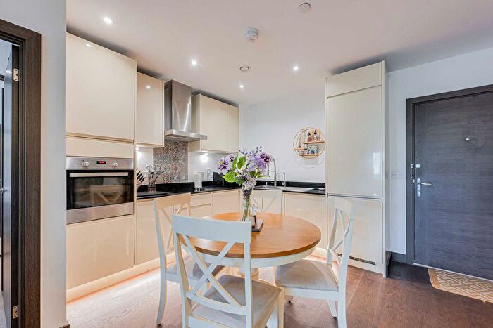 1 Bedroom Flat For Sale In Fairfax Drive, Westcliff-On-Sea, SS0