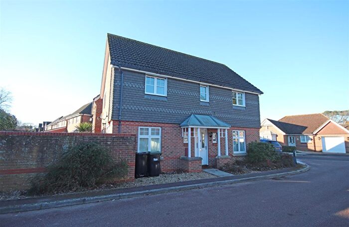 4 Bedroom Detached House To Rent In Paddock Gardens, Lymington, SO41