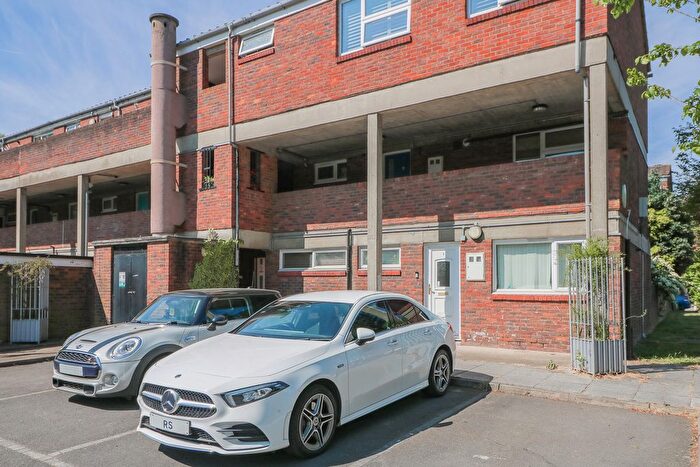 1 Bedroom Flat To Rent In Larch Close, London, SW12
