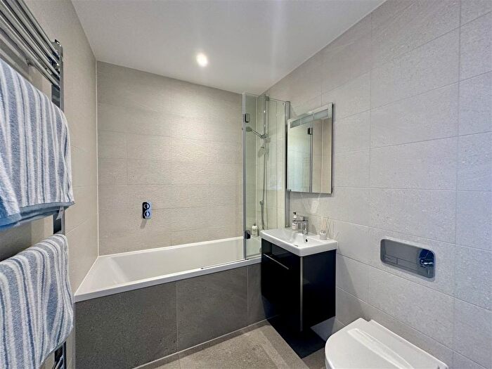 2 Bedroom Flat For Sale In Discovery Road, Plymouth, PL1