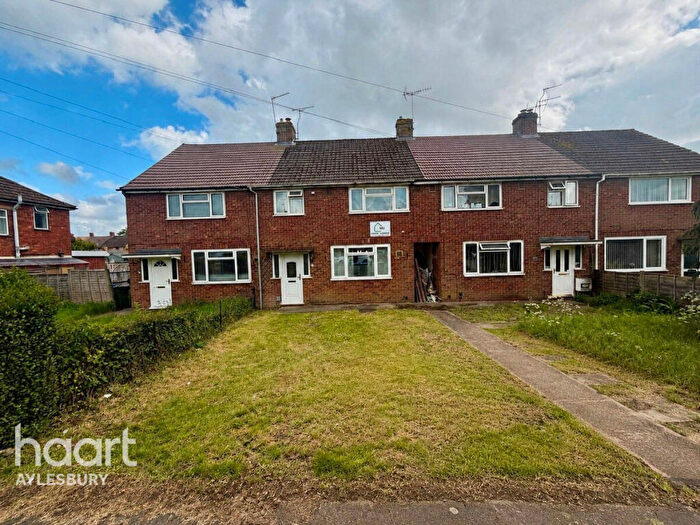 3 Bedroom End Of Terrace House For Sale In Weedon Road, Aylesbury, HP19