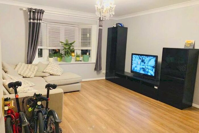 2 Bedroom Flat To Rent In Rossetti Road, London, SE16