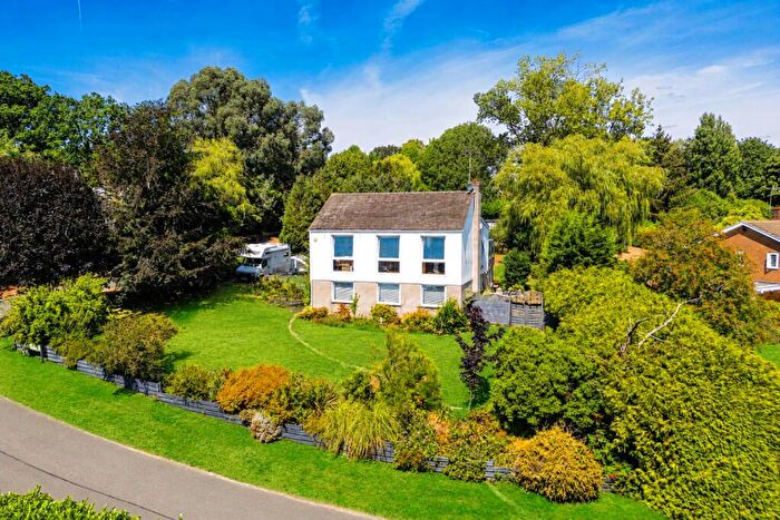 4 Bedroom Detached House For Sale In Silverthorn Drive, Longdean Park, Hemel Hempstead, Hertfordshire, HP3