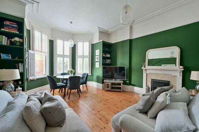 1 Bedroom Flat To Rent In Lytton Grove, Putney, London, SW15