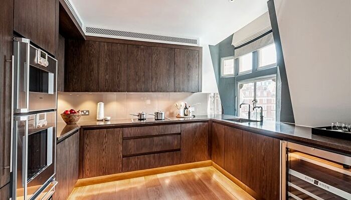 3 Bedroom Flat To Rent In Duke Street, Mayfair, London, W1K