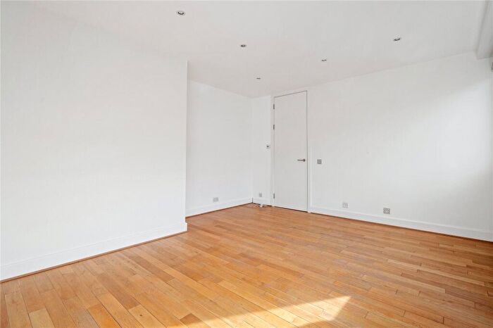 2 Bedroom Apartment To Rent In Long Lane, Farringdon, London, EC1A