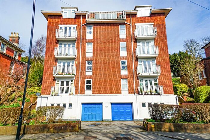 2 Bedroom Flat For Sale In St. Helens Road, Hastings, TN34