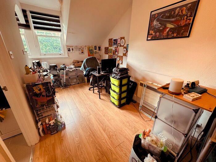 Studio To Rent In Queens Avenue, London, N10