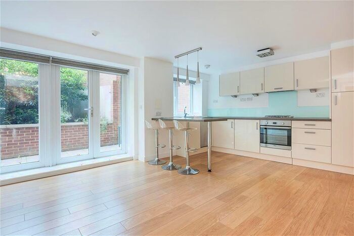 2 Bedroom Flat To Rent In Green Lanes, London, N16