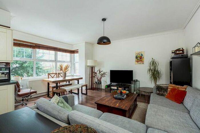 2 Bedroom Flat To Rent In Conyers Road, London, SW16