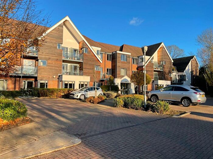1 Bedroom Apartment To Rent In Darkes Lane, Potters Bar, EN6