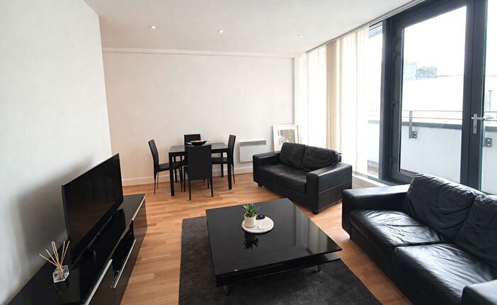 3 Bedroom Flat To Rent In Vesta Court, London Bridge, London, SE1