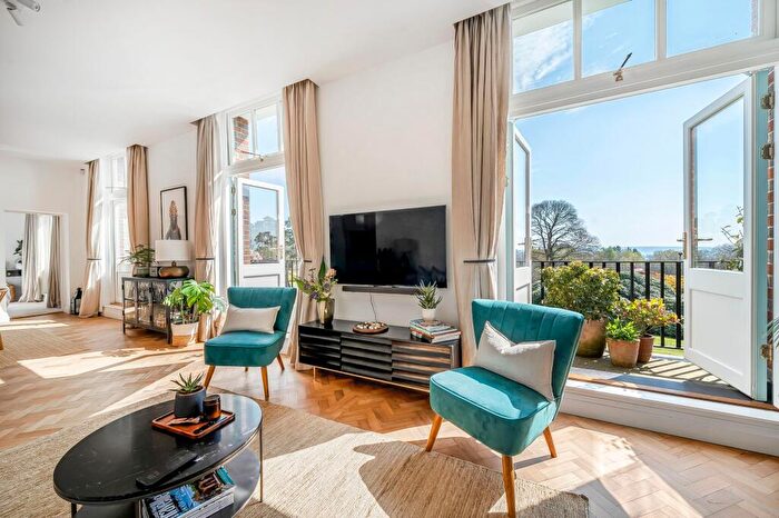 2 Bedroom Apartment For Sale In Kings Drive, Midhurst, GU29