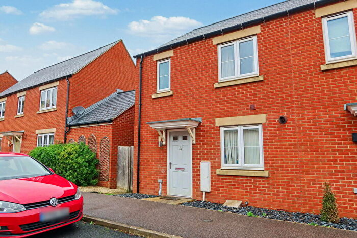 3 Bedroom End Of Terrace House For Sale In Songthrush Road, Bodicote, Banbury, OX15