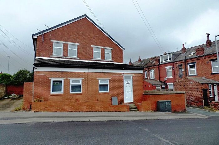 2 Bedroom Flat To Rent In Aston Mount, Bramley, Leeds, LS13