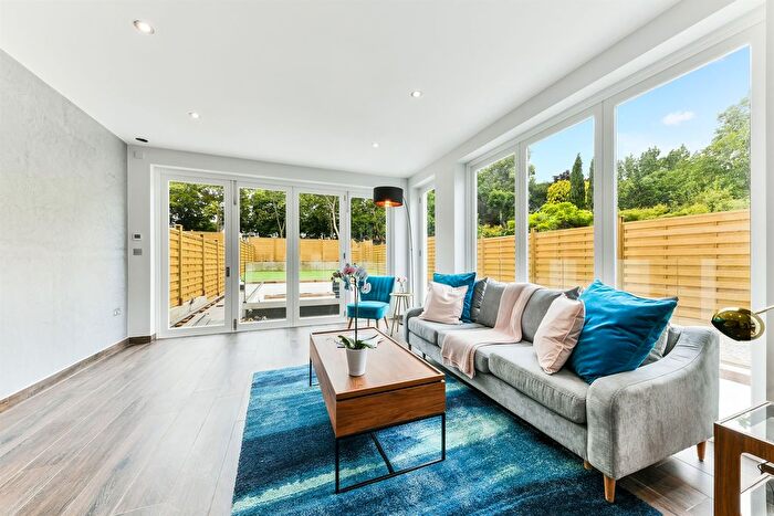 3 Bedroom Flat To Rent In Woodborough Road, London, SW15