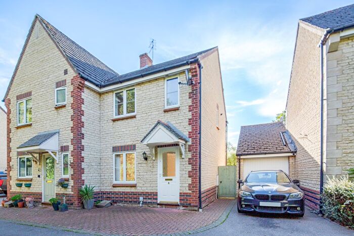 3 Bedroom Semi-Detached House For Sale In Goldfinch Close, Bicester, OX26