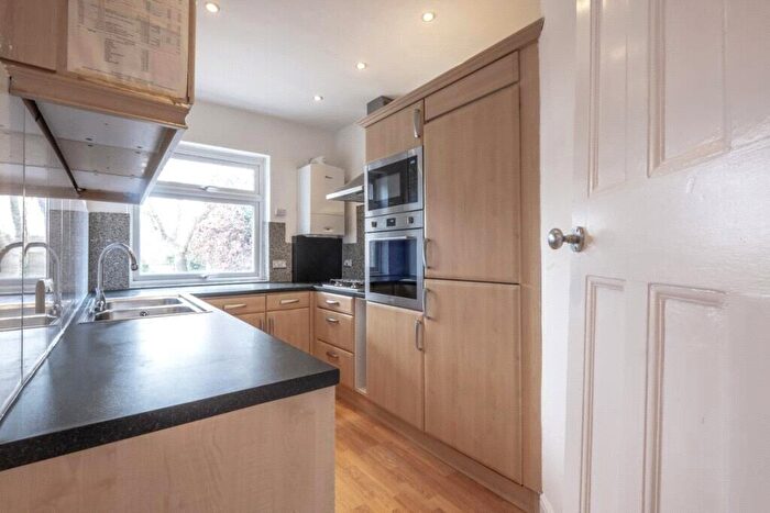 2 Bedroom Apartment To Rent In Finchley Road, London, NW11