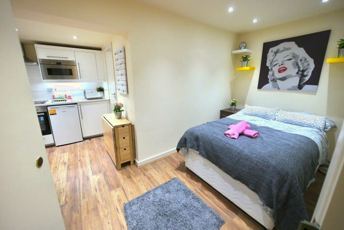 Studio To Rent In High Road, NW10