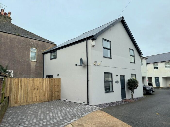 3 Bedroom Link Detached House To Rent In Blatchington Road, Seaford, East Sussex, BN25