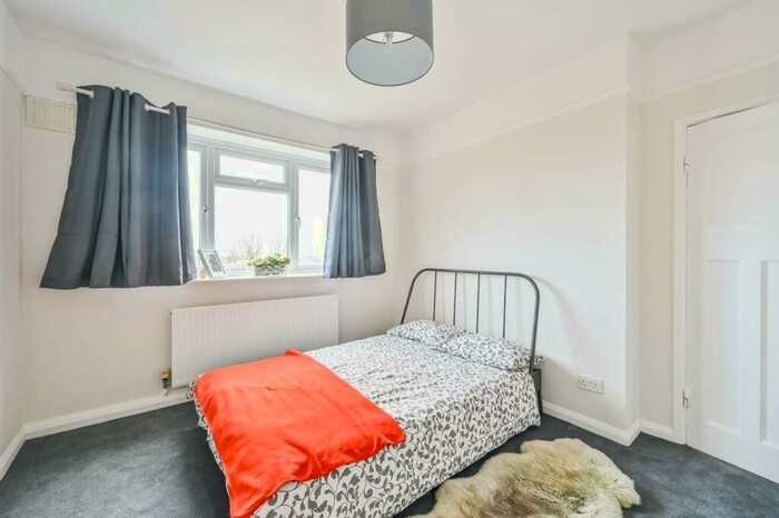 2 Bedroom Flat To Rent In Brownlow Road, Bounds Green, London, N11