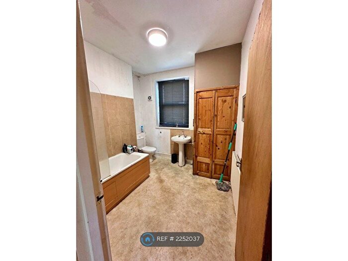 2 Bedroom Flat To Rent In Clyffard Crescent, Newport, NP20