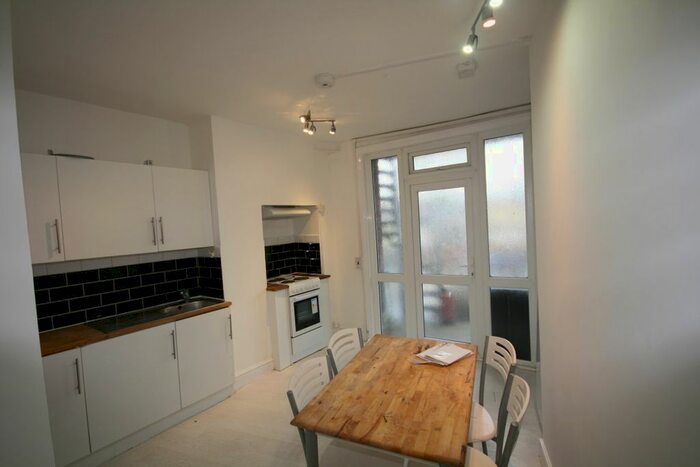 3 Bedroom Flat To Rent In Green Lanes, London N21