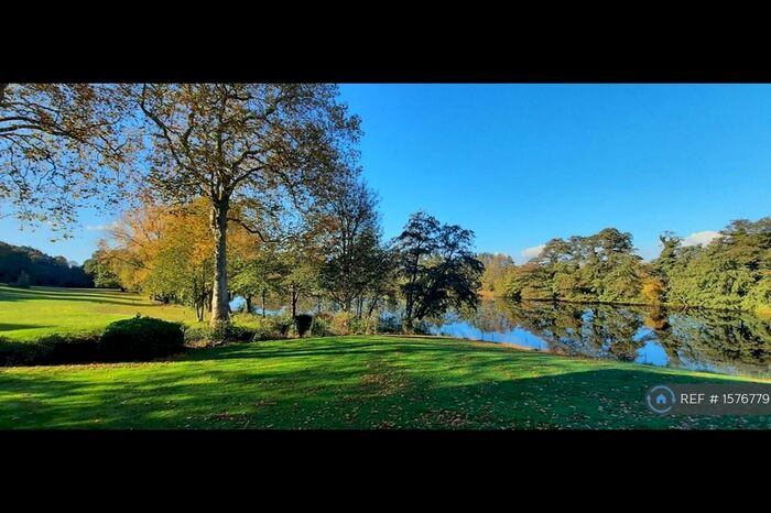 2 Bedroom Flat To Rent In Vale Road, Weybridge, KT13