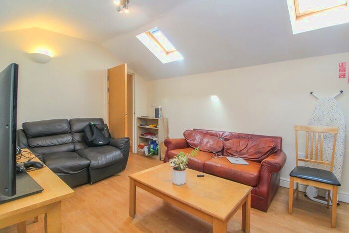 3 Bedroom Flat To Rent In Richmond Rd, Roath, Cardiff, CF24