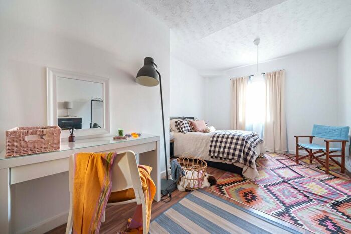 2 Bedroom Flat To Rent In South Parade Silver Sub, Southsea, Hampshire, PO4