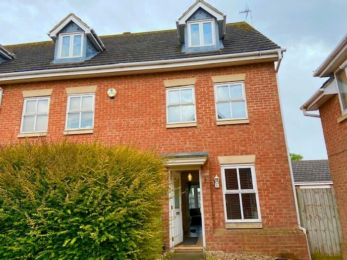 3 Bedroom Property To Rent In Oriel Close, Wolverton, Milton Keynes, MK12