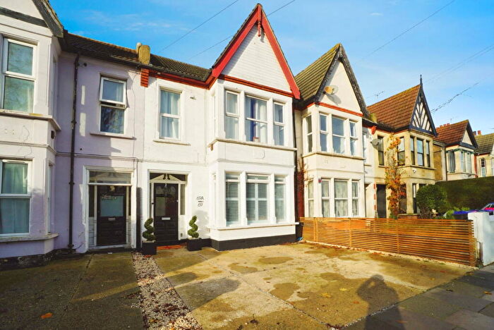 2 Bedroom Flat For Sale In Valkyrie Road, Westcliff-on-sea, SS0