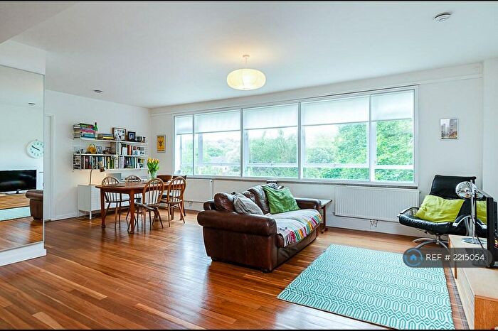 2 Bedroom Flat To Rent In Lowood Court, London, SE19