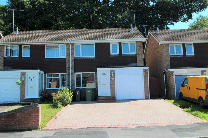 3 Bedroom Semi-Detached House To Rent In Pine View Close, Bursledon, Southampton, SO31