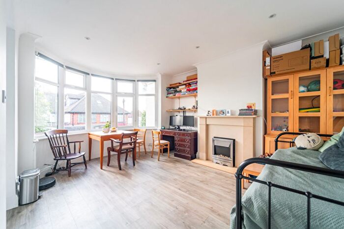 3 Bedroom Flat To Rent In Hutton Grove, North Finchley, London, N12
