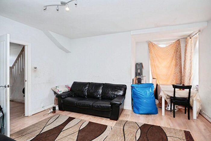 3 Bedroom Flat For Sale In Flat, Kendal House, Shore Place, London, E9 - Photo 9