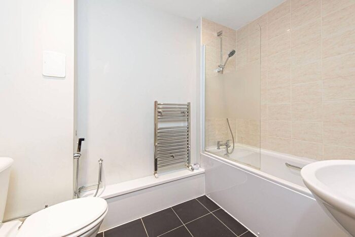 2 Bedroom Flat To Rent In Needleman Close, Barnet, London, NW9