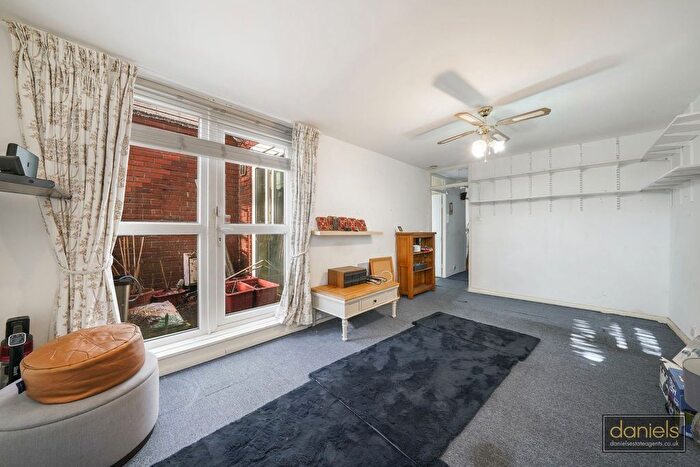 2 Bedroom Flat For Sale In Tollhurst Drive, Queens Park, London, W10