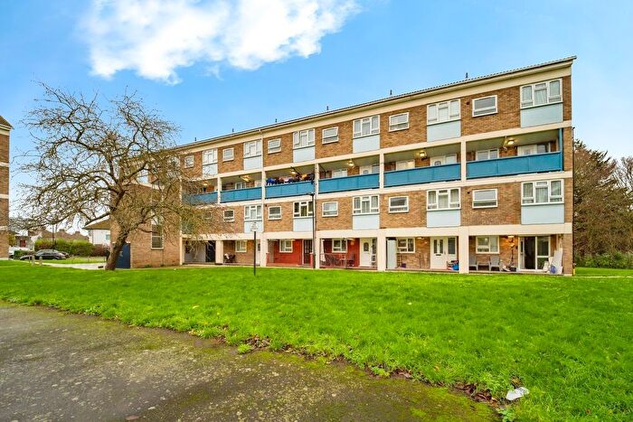 2 Bedroom Maisonette For Sale In Parkfield Drive, Northolt, UB5