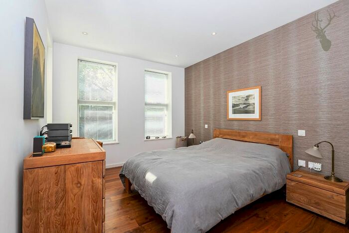 2 Bedroom Flat For Sale In Piercing Hill, Theydon Bois, Epping, CM16